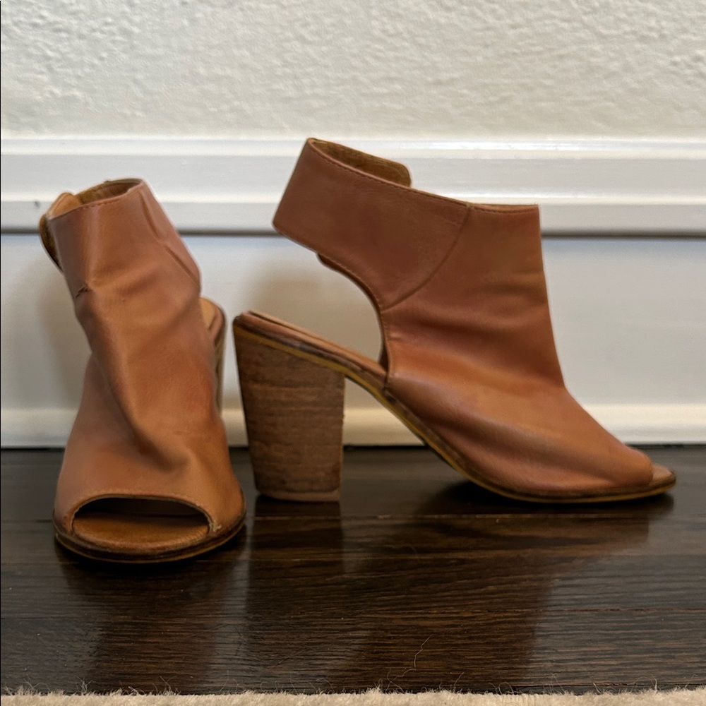 Women’s Open-Toe Leather Block Heel Sandals in Brown